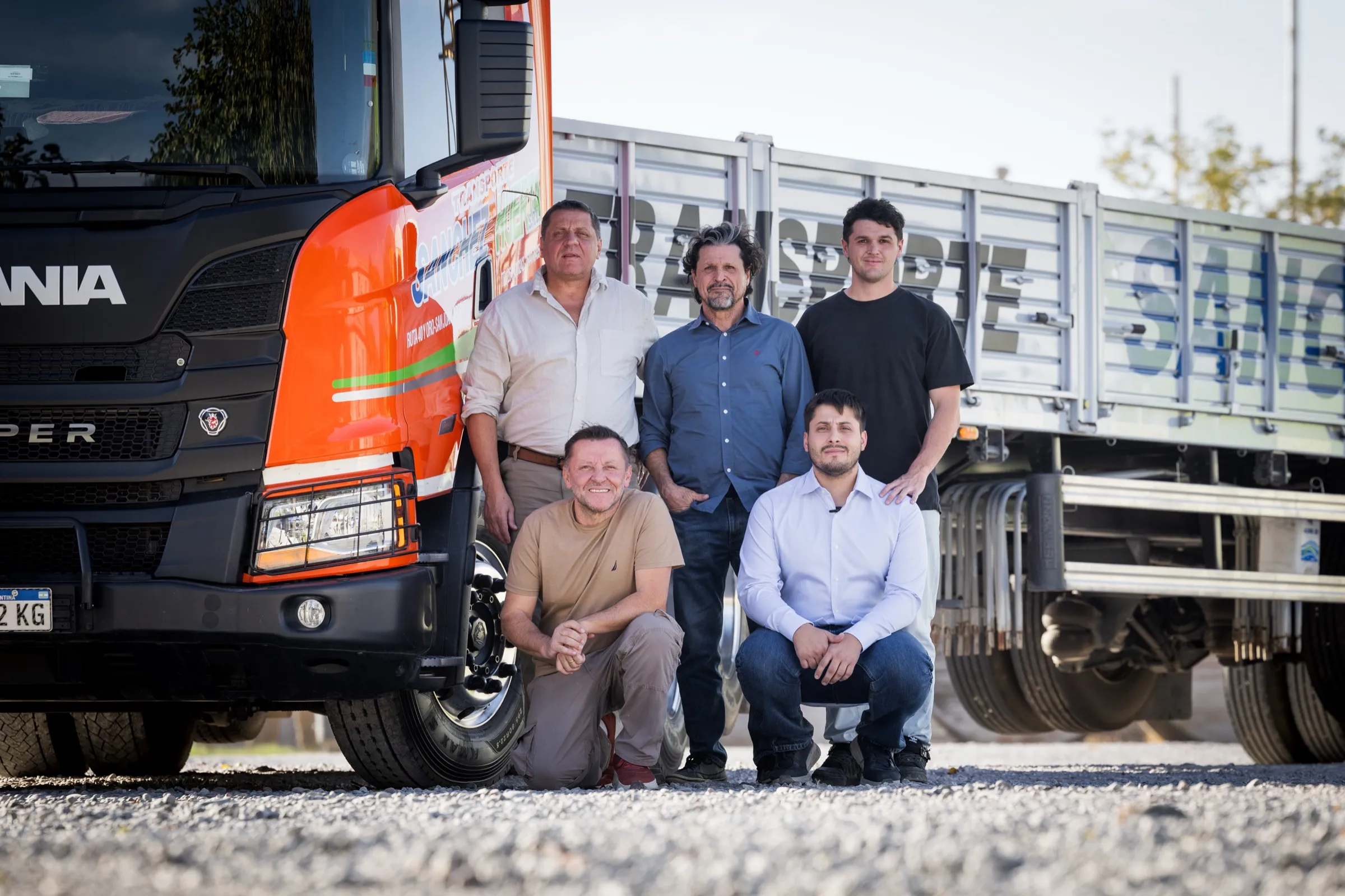 La familia Sanchez Huerta, dueña de la empresa, posando frente a un camión de la flota en el predio de la compañía